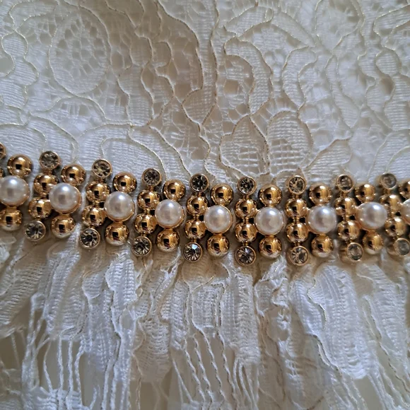 Elegant Lace Dress with Gold Accents - Picture 3 of 7